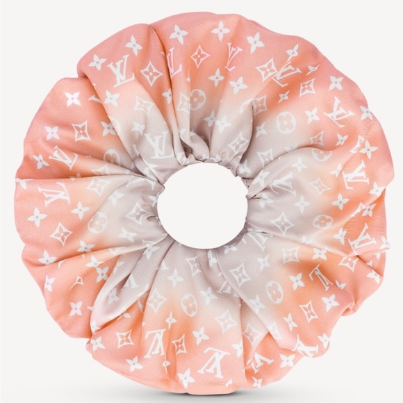 Louis Vuitton Monogram Gradient Mist Scrunchy By The Pool - Picture 5 of 6